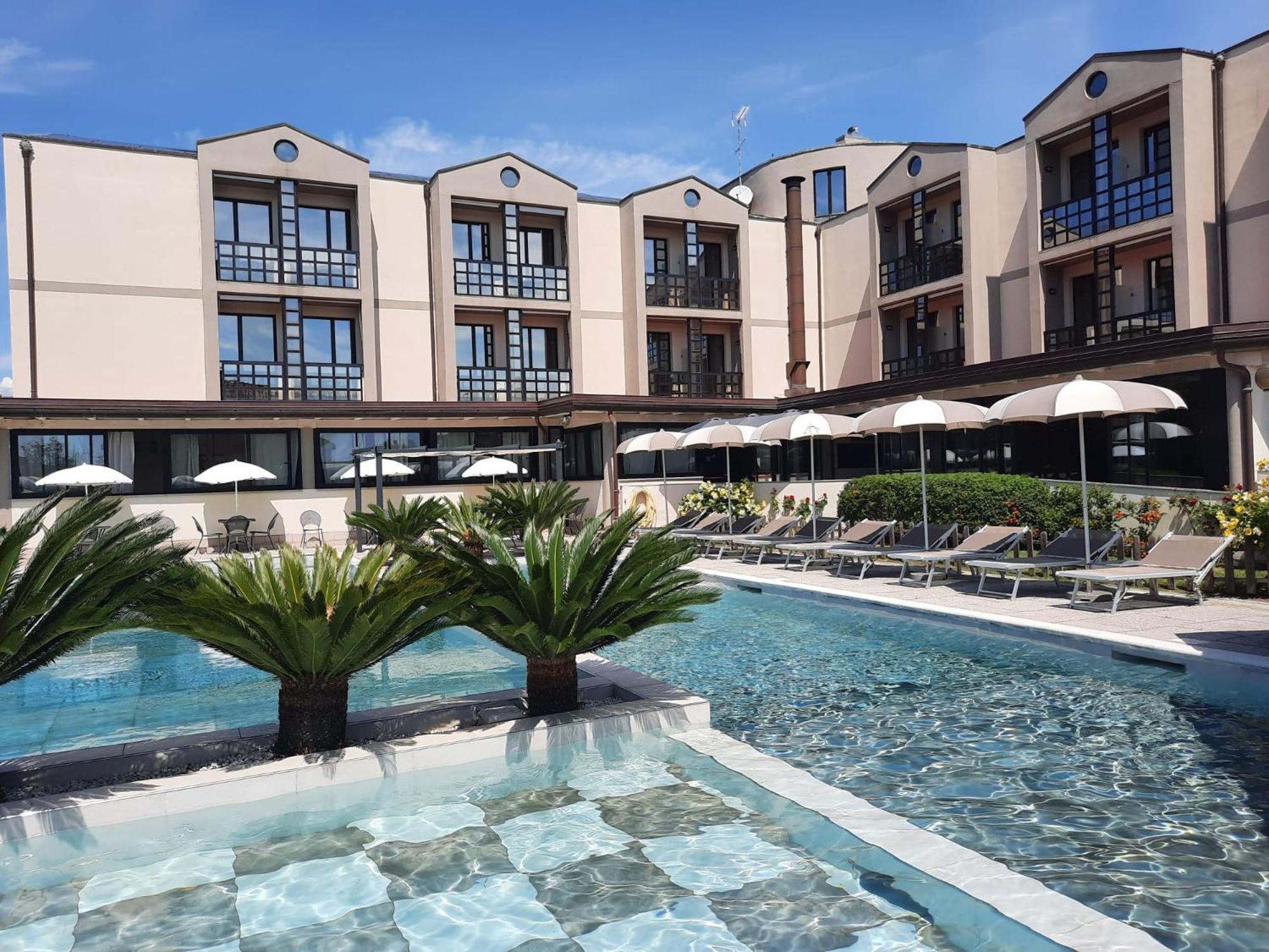 River Park Hotel Амелия Экстерьер фото