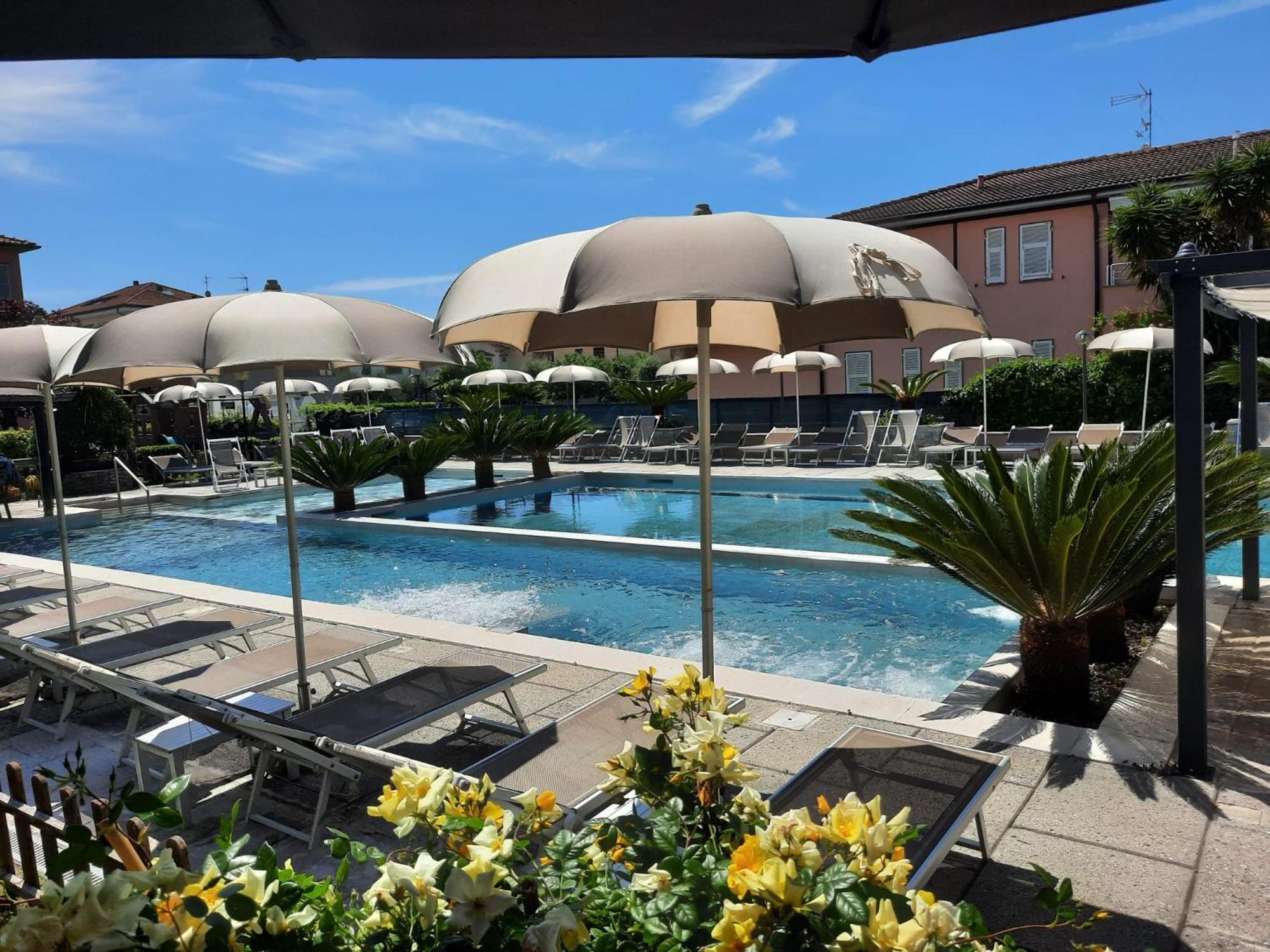 River Park Hotel Амелия Экстерьер фото