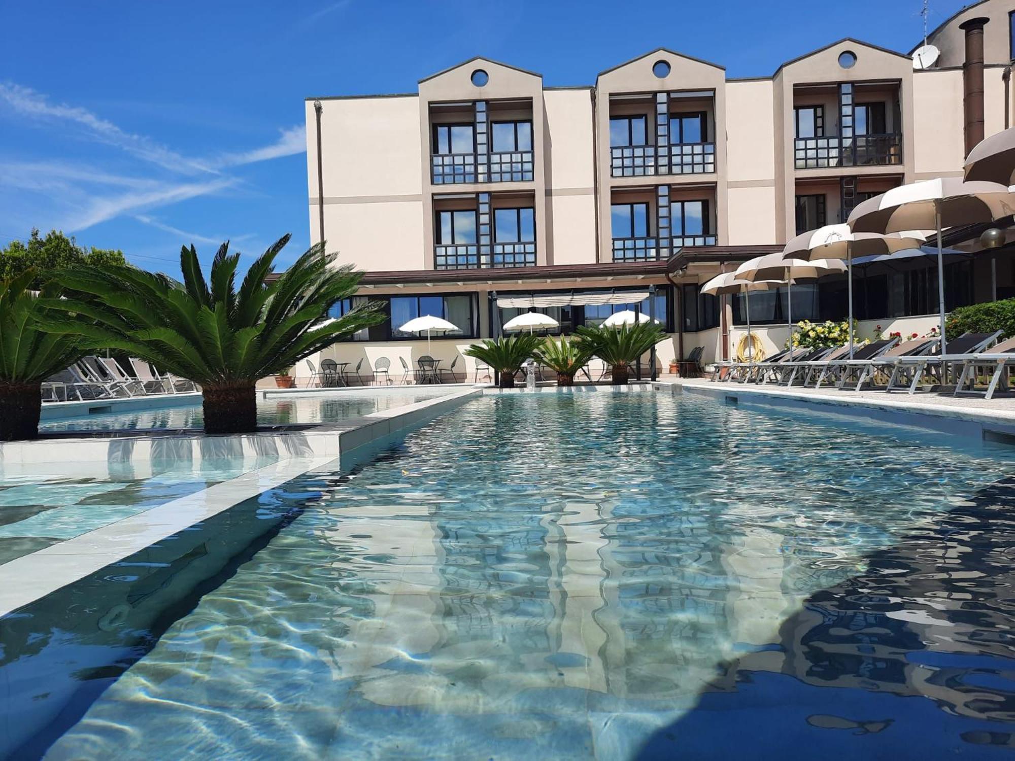 River Park Hotel Амелия Экстерьер фото